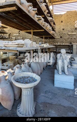 Italien, POMPEI - ÜLG 19, 2019: Alte römische Stadt, die durch den Ausbruch des Vesuvs im Jahr 79 zerstört wurde. Pompeji gehört zum UNESCO-Weltkulturerbe. Stockfoto