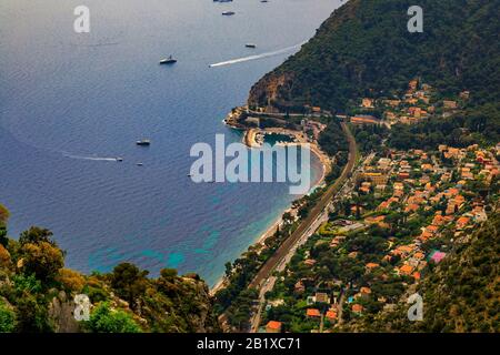 Malerische Aussicht auf die Mittelmeerküste, die Berge der Alpen und die mittelalterlichen Häuser vom Gipfel der Dorfstadt Eze an der französischen Riviera, Frankreich Stockfoto