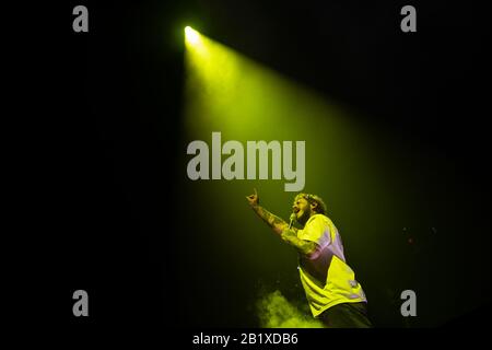 Washington, USA. Februar 2020. Post Malone, ein grammy-nominierter Rapper, Sänger und Songwriter, tritt während eines Runaway Tour-Konzerts in der Capital One Arena in Washington, DC am 27. Februar 2019 auf. (Graeme Sloan/Sipa USA) Credit: SIPA USA/Alamy Live News Stockfoto