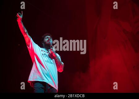 Washington, USA. Februar 2020. Post Malone, ein grammy-nominierter Rapper, Sänger und Songwriter, tritt während eines Runaway Tour-Konzerts in der Capital One Arena in Washington, DC am 27. Februar 2019 auf. (Graeme Sloan/Sipa USA) Credit: SIPA USA/Alamy Live News Stockfoto