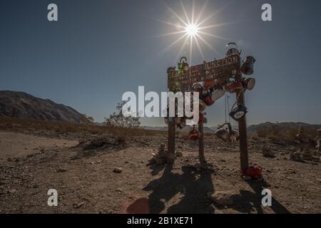 Teakettle-Kreuzung im Todes-Valley-Nationalpark in CA. Einer der heißesten Punkte der Erde, schlägt die Sonne über den Kopf. Stockfoto