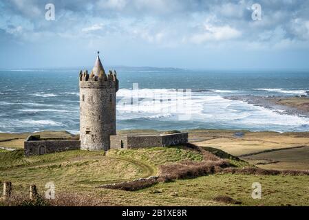 County Clare, Irland - 20. Februar 2020: Doonagore Castle im County Clare Ireland mit Blick über den Wilden Atlantik Stockfoto