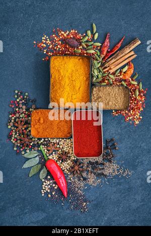 Aromatische Gewürze im Tinsenmuster auf Schiefergrund Stockfoto