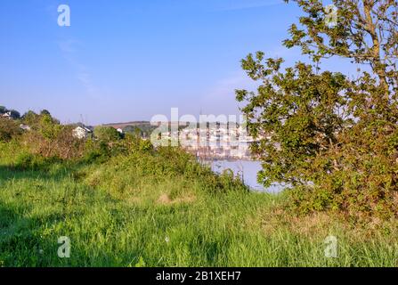 Blick auf Bideford, Marktstadt, NorthDevon Süd West über den Fluss Torridge in Richtung der alten Brücke, vom Flussufer Stockfoto