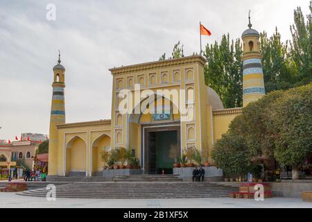 Blick auf Die Id-Kah-Moschee. Oben auf dem Gebäude winkt eine chinesische Flagge. Die Moschee wurde um 1442 erbaut. Bis zu 20.000 muslime können in der Moschee beten. Stockfoto