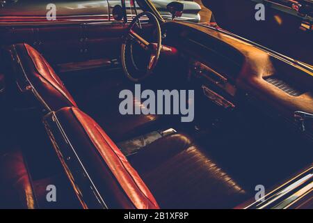 Vintage-Auto-Interieur, um einen filmischen Moody im Stil der 1920er Jahre zu zeigen Stockfoto