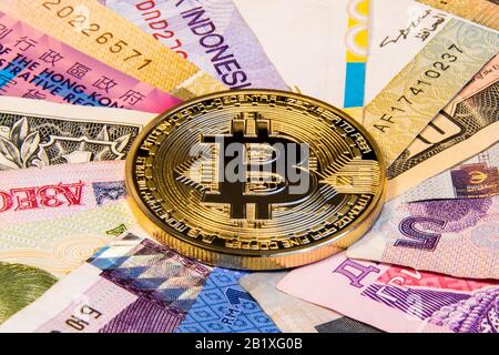 Cryptocurrency konzeptionelles Bild des Bitcoin-Internationalismus. Bitcoin-Bitcoin-Bitcoin auf den Banknoten verschiedener Länder. Stockfoto