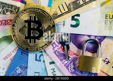 Cryptocurrency konzeptionelles Bild von Bitcoin-Internationalismus und Sicherheit. Bitcoin-Bitcoin-Bitcoin auf den Banknoten verschiedener Länder Stockfoto