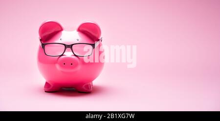 Foto Von Piggybank Mit Brille Auf Pinkfarbenem Hintergrund Stockfoto