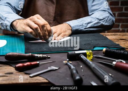 Schuhmacher, Der Mit Leder Bei Tailoring Workshop Arbeitet Stockfoto