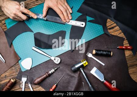 Schuhmacher, Der Mit Leder Bei Tailoring Workshop Arbeitet Stockfoto