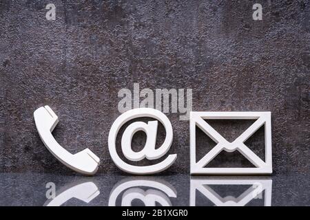 Verschiedene Kontaktmethoden. Weiße Symbole Für Telefon, E-Mail Und Post Stockfoto