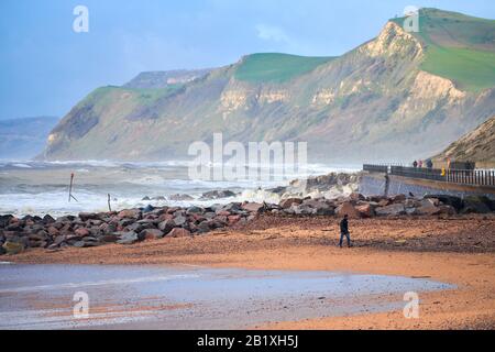 Stürmisches Winterwetter, Küstenlinie des Juraerbes des Ärmelkanals in West Bay, Dorset, England. Stockfoto