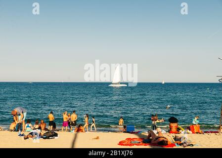 Touristen ruhen am Strand von Barceloneta. Barcelona, Spanien - Mai 2019 Stockfoto