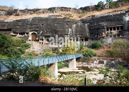 Ajanta-Höhlen, Aurangabad, Maharashtra, Indien General - Ansicht mit Höhle Nr. 6 bis 13. Stockfoto