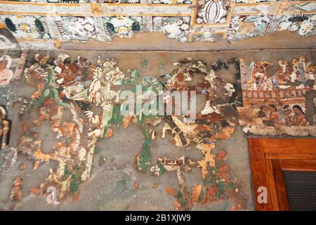 Ajanta Caves, Aurangabad, Maharashtra, India Cave 17. Verandah, linke Wandbilder. Stockfoto