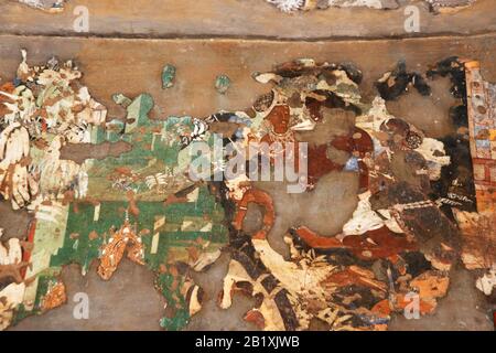 Ajanta Caves, Aurangabad, Maharashtra, India Cave 17. Verandah, rechte Wandbemalung, die eine weibliche Figur mit einem einzigartigen Haarkleid und einem aufwendigen nec zeigt Stockfoto