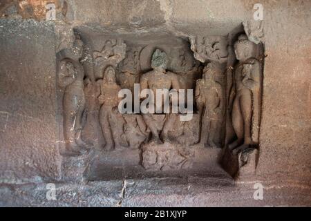 Ajanta Caves, Aurangabad, Maharashtra, India Cave 19, rechter Flügel, der Buddha in Paralambapadasana mit den Teilnehmern zeigt. Stockfoto