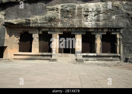 Ellora Caves, Aurangabad, Maharashtra, India Cave Nr. 15 monolithischer Schrein vor der Höhle. Stockfoto