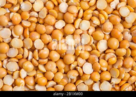 Trockener, geteilter gelber Erbsenhintergrund. Ideal für Suppen, Püree. Stockfoto