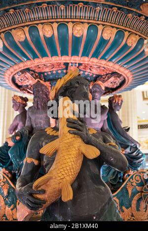 Brunnen im Foyer des Pariser Hotels Macau, China Stockfoto