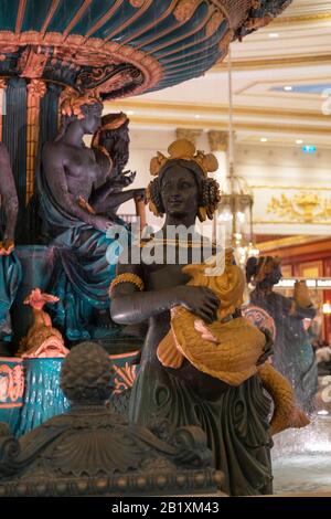 Brunnen im Foyer des Pariser Hotels Macau, China Stockfoto