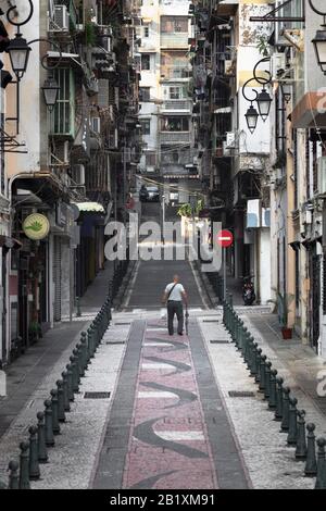 Mann, der auf der Straße, Macau, China, spazieren geht Stockfoto