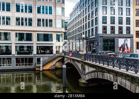 Hamburg, 4. August 2019: Schöner Blick auf den Kanal Bleichenfleet mit luxuriösen Modegeschäften am Abend Stockfoto