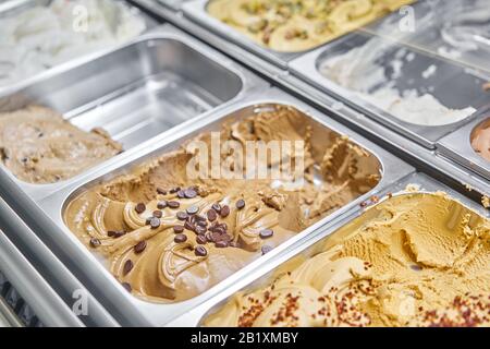 Kaffee Gelato. Verschiedene Eiscreme in Rom, Italien. Italienische Gelateria. Buntes Gelato im Café. Natürlich frisches Eis. Stockfoto