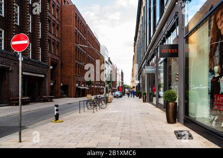 Hamburg, Deutschland - 4. August 2019: Schöner Blick auf die Straße mit Luxus-Modegeschäften. Große Bleichenstraße Stockfoto