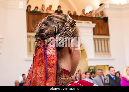 Traditionelles ungarisches Kostümdetail aus Kalotaszeg, Siebenbürgen. Gedreht in Sopron, Ungarn bei der Konfirmationsfeier. Stockfoto