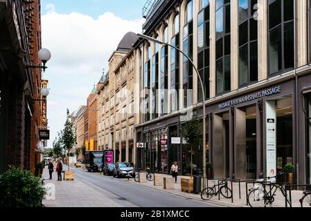 Hamburg, Deutschland - 4. August 2019: Schöner Blick auf die Straße mit Luxus-Modegeschäften Stockfoto