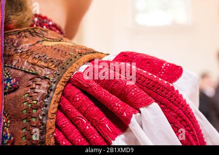 Traditionelles ungarisches Kostümdetail aus Kalotaszeg, Siebenbürgen. Gedreht in Sopron, Ungarn bei der Konfirmationsfeier. Stockfoto