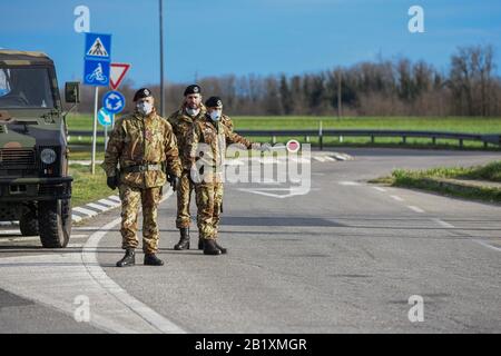 Castiglione d'Adda, Italien - 27. Februar 2020: Italienisches Militärpersonal in Uniform, das Atemschutzmasken trägt, steht an einem Kontrollpunkt an der Grenze der isolierten Kleinstadt Castiglione d'Adda als Maßnahmen zur Eindämmung des Ausbruchs von Coronavirus COVID-19 Credit: Piero Cruciatti/Alamy Live News Stockfoto