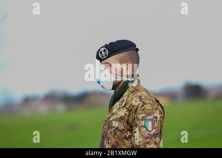 Castiglione d'Adda, Italien - 27. Februar 2020: Italienisches Militärpersonal in Uniform, das Atemschutzmasken trägt, steht an einem Kontrollpunkt an der Grenze der isolierten Kleinstadt Castiglione d'Adda als Maßnahmen zur Eindämmung des Ausbruchs von Coronavirus COVID-19 Credit: Piero Cruciatti/Alamy Live News Stockfoto