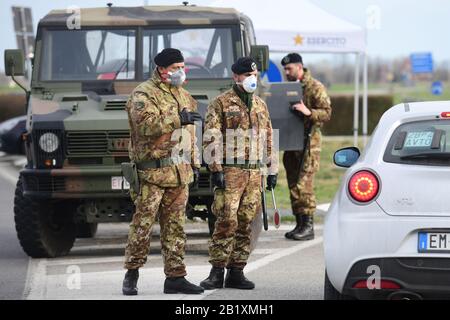 Castiglione d'Adda, Italien - 27. Februar 2020: Italienisches Militärpersonal in Uniform, das Atemschutzmasken trägt, steht an einem Kontrollpunkt an der Grenze der isolierten Kleinstadt Castiglione d'Adda als Maßnahmen zur Eindämmung des Ausbruchs von Coronavirus COVID-19 Credit: Piero Cruciatti/Alamy Live News Stockfoto