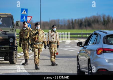 Castiglione d'Adda, Italien - 27. Februar 2020: Italienisches Militärpersonal in Uniform, das Atemschutzmasken trägt, steht an einem Kontrollpunkt an der Grenze der isolierten Kleinstadt Castiglione d'Adda als Maßnahmen zur Eindämmung des Ausbruchs von Coronavirus COVID-19 Credit: Piero Cruciatti/Alamy Live News Stockfoto