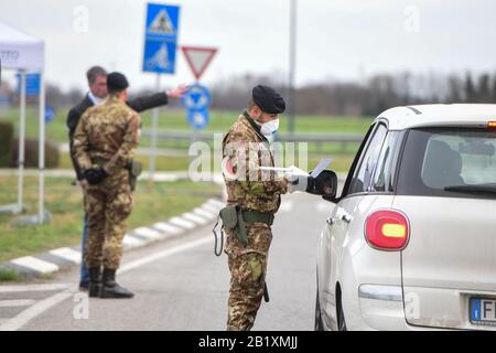 Castiglione d'Adda, Italien - 27. Februar 2020: Italienisches Militärpersonal in Uniform, das Atemschutzmasken trägt, steht an einem Kontrollpunkt an der Grenze der isolierten Kleinstadt Castiglione d'Adda als Maßnahmen zur Eindämmung des Ausbruchs von Coronavirus COVID-19 Credit: Piero Cruciatti/Alamy Live News Stockfoto