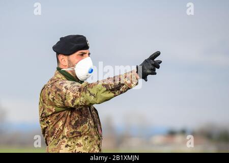 Castiglione d'Adda, Italien - 27. Februar 2020: Italienisches Militärpersonal in Uniform, das Atemschutzmasken trägt, steht an einem Kontrollpunkt an der Grenze der isolierten Kleinstadt Castiglione d'Adda als Maßnahmen zur Eindämmung des Ausbruchs von Coronavirus COVID-19 Credit: Piero Cruciatti/Alamy Live News Stockfoto