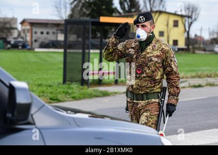 Castiglione d'Adda, Italien - 27. Februar 2020: Italienisches Militärpersonal in Uniform, das Atemschutzmasken trägt, steht an einem Kontrollpunkt an der Grenze der isolierten Kleinstadt Castiglione d'Adda als Maßnahmen zur Eindämmung des Ausbruchs von Coronavirus COVID-19 Credit: Piero Cruciatti/Alamy Live News Stockfoto