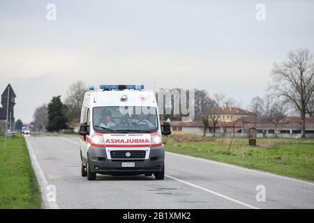 Castiglione d'Adda, Italien - 27. Februar 2020: Ein Krankenwagen kommt an die Grenze der isolierten Kleinstadt Castiglione d'Adda, da Maßnahmen ergriffen werden, um den Ausbruch von Coronavirus COVID-19 Credit zu verhindern: Piero Cruciatti/Alamy Live News Stockfoto