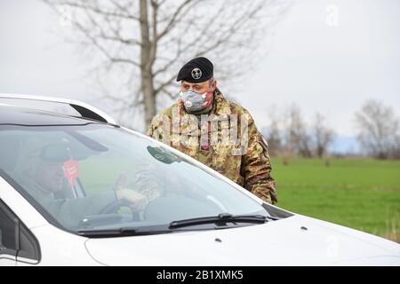 Castiglione d'Adda, Italien - 27. Februar 2020: Italienisches Militärpersonal in Uniform, das Atemschutzmasken trägt, steht an einem Kontrollpunkt an der Grenze der isolierten Kleinstadt Castiglione d'Adda als Maßnahmen zur Eindämmung des Ausbruchs von Coronavirus COVID-19 Credit: Piero Cruciatti/Alamy Live News Stockfoto