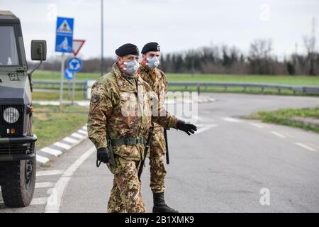 Castiglione d'Adda, Italien - 27. Februar 2020: Italienisches Militärpersonal in Uniform, das Atemschutzmasken trägt, steht an einem Kontrollpunkt an der Grenze der isolierten Kleinstadt Castiglione d'Adda als Maßnahmen zur Eindämmung des Ausbruchs von Coronavirus COVID-19 Credit: Piero Cruciatti/Alamy Live News Stockfoto