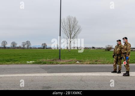 Castiglione d'Adda, Italien - 27. Februar 2020: Italienisches Militärpersonal in Uniform, das Atemschutzmasken trägt, steht an einem Kontrollpunkt an der Grenze der isolierten Kleinstadt Castiglione d'Adda als Maßnahmen zur Eindämmung des Ausbruchs von Coronavirus COVID-19 Credit: Piero Cruciatti/Alamy Live News Stockfoto