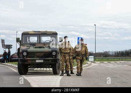 Castiglione d'Adda, Italien - 27. Februar 2020: Italienisches Militärpersonal in Uniform, das Atemschutzmasken trägt, steht an einem Kontrollpunkt an der Grenze der isolierten Kleinstadt Castiglione d'Adda als Maßnahmen zur Eindämmung des Ausbruchs von Coronavirus COVID-19 Credit: Piero Cruciatti/Alamy Live News Stockfoto