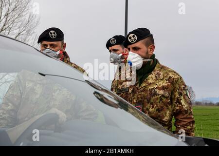 Castiglione d'Adda, Italien - 27. Februar 2020: Italienisches Militärpersonal in Uniform, das Atemschutzmasken trägt, steht an einem Kontrollpunkt an der Grenze der isolierten Kleinstadt Castiglione d'Adda als Maßnahmen zur Eindämmung des Ausbruchs von Coronavirus COVID-19 Credit: Piero Cruciatti/Alamy Live News Stockfoto