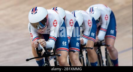 Berlin, Deutschland. Februar 2020. Radsport/Leichtathletik: Weltmeisterschaft, Mannschaftsverfolgung, Frauen, 1. Runde: Das Team aus Großbritannien, Katie Archibald, Elinor Barker, Laura Kenny und Eleanor Dickinson fahren auf der Strecke. Credit: Sebastian Gollnow / dpa / Alamy Live News Stockfoto