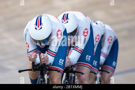 Berlin, Deutschland. Februar 2020. Radsport/Leichtathletik: Weltmeisterschaft, Mannschaftsverfolgung, Frauen, 1. Runde: Das Team aus Großbritannien, Eleanor Dickinson, Laura Kenny, Elinor Barker und Katie Archibald fahren auf der Strecke. Credit: Sebastian Gollnow / dpa / Alamy Live News Stockfoto