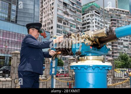 Hongkong, Hongkong SAR, CHINA: 21. Juni 2019.Jardine Noonday Gun Causeway Bay Hong Kong.The Noonday Gun ist ein ehemaliges Marine-Artillerie-Stück, auf dem montiert ist Stockfoto