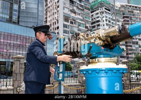 Hongkong, Hongkong SAR, CHINA: 21. Juni 2019.Jardine Noonday Gun Causeway Bay Hong Kong.The Noonday Gun ist ein ehemaliges Marine-Artillerie-Stück, auf dem montiert ist Stockfoto